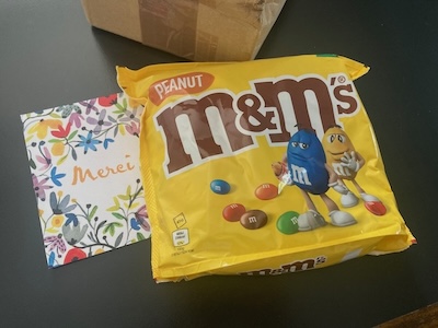 paquet de m&ms et carte de remerciements